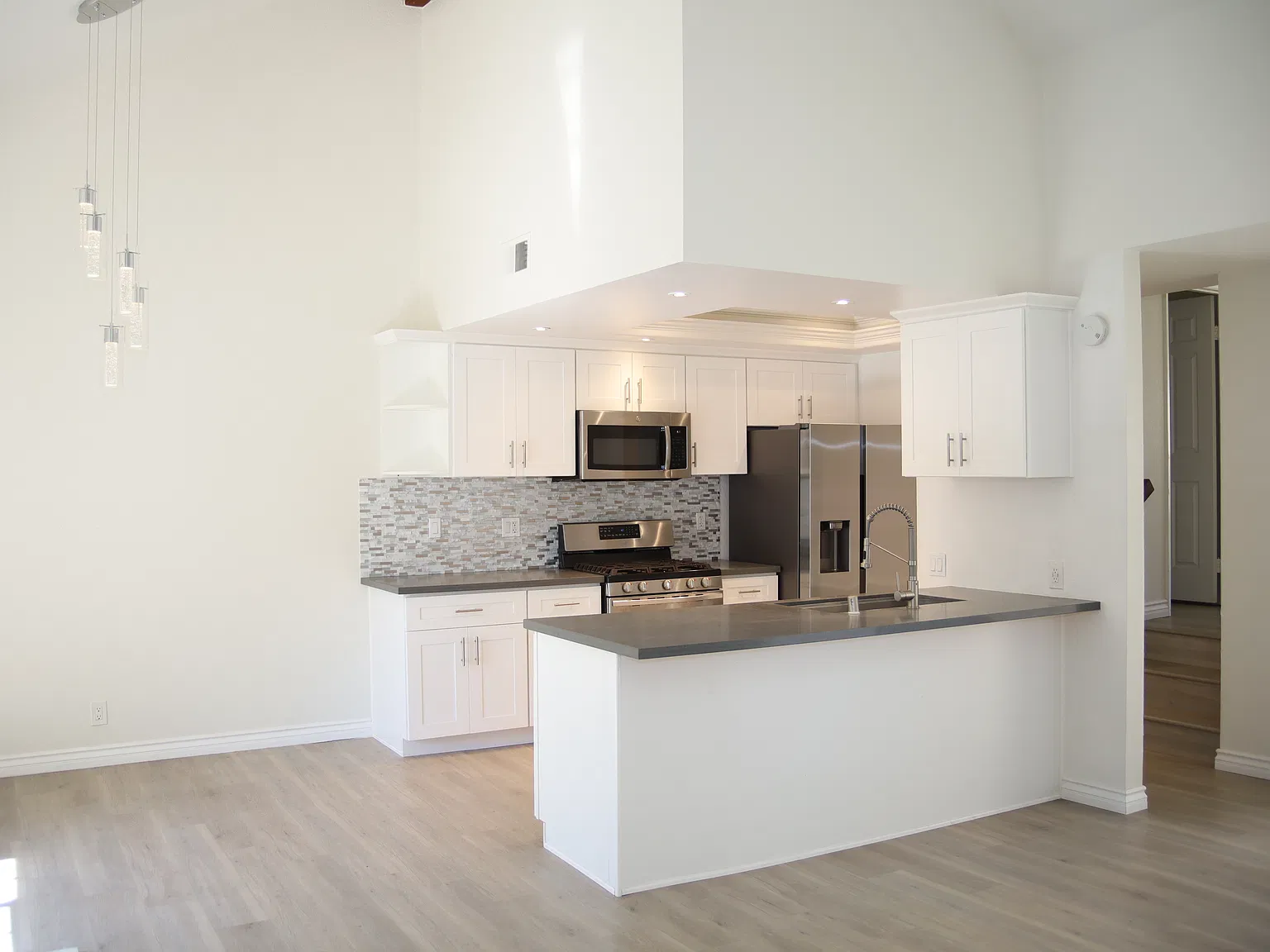 2 bed, 2.5 bath, 1377 sqft, $5,000 — Photo 3