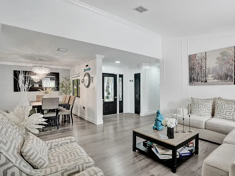 620 SW 100th Ave — Photo 9
