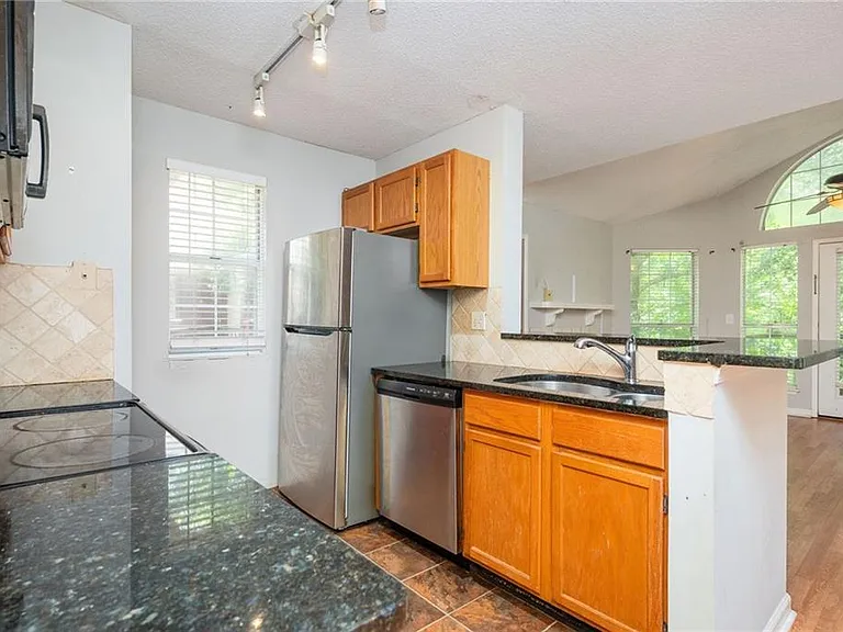 915 Wentworth Ct — Photo 12