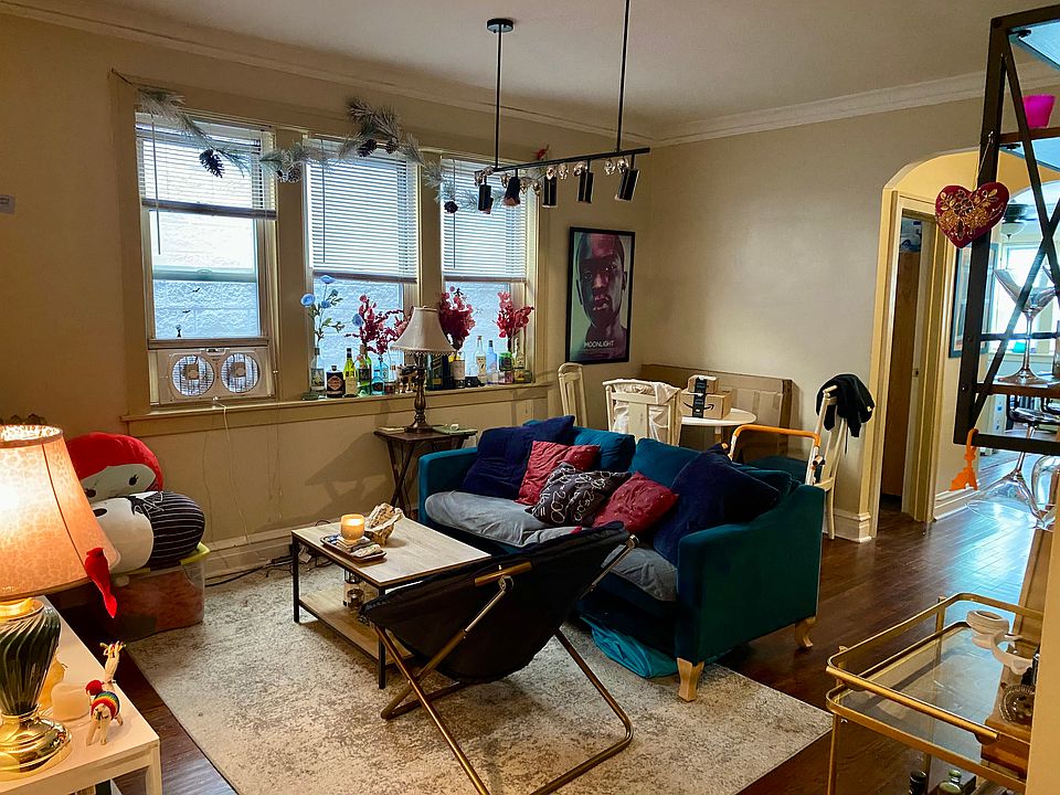 Formal dining room (current tenants using as living room)