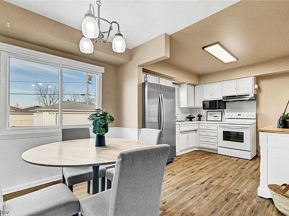 3rd image of 9204 Roedean Dr