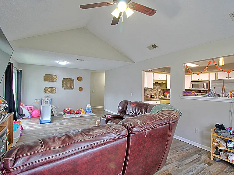 1567 Pendleton Dr — Photo 3