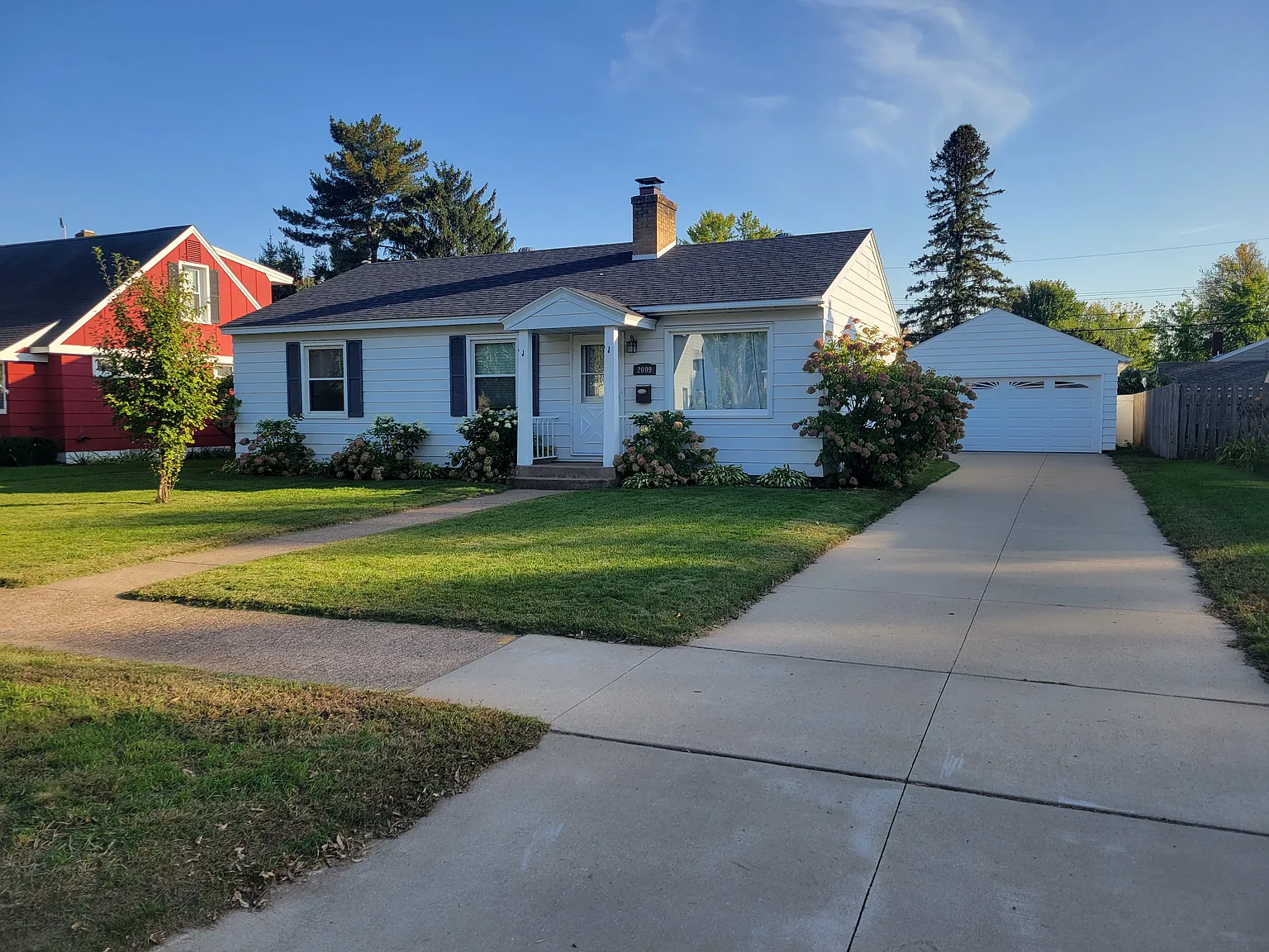 2 bed, 1000 sqft, $1,600 — Photo 1