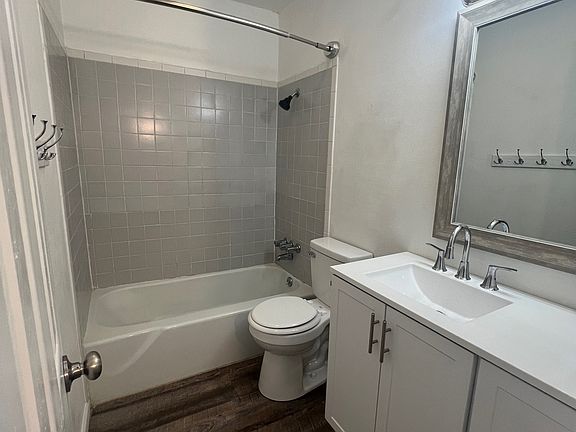 4th image of 3620 Elizabeth St #11