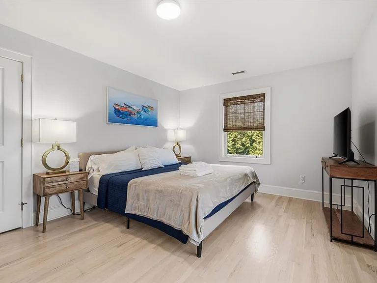 49 Beach Ave — Photo 34