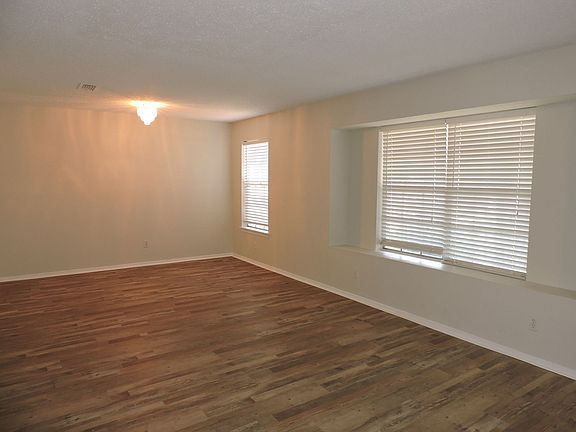 3rd image of 4810 Livingston Dr
