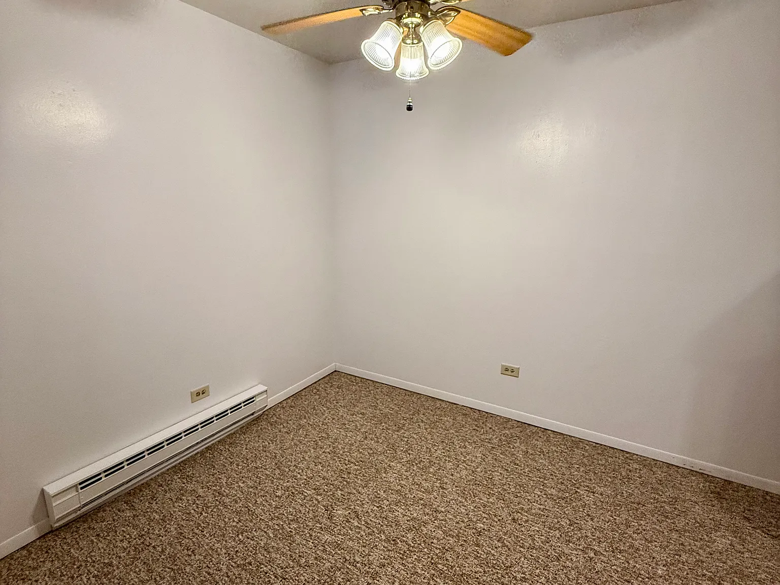 563 Parkview Ln — Photo 2