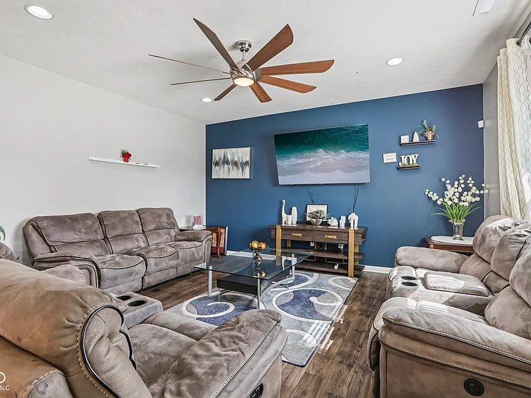 6673 Laurelwood Dr — Photo 8