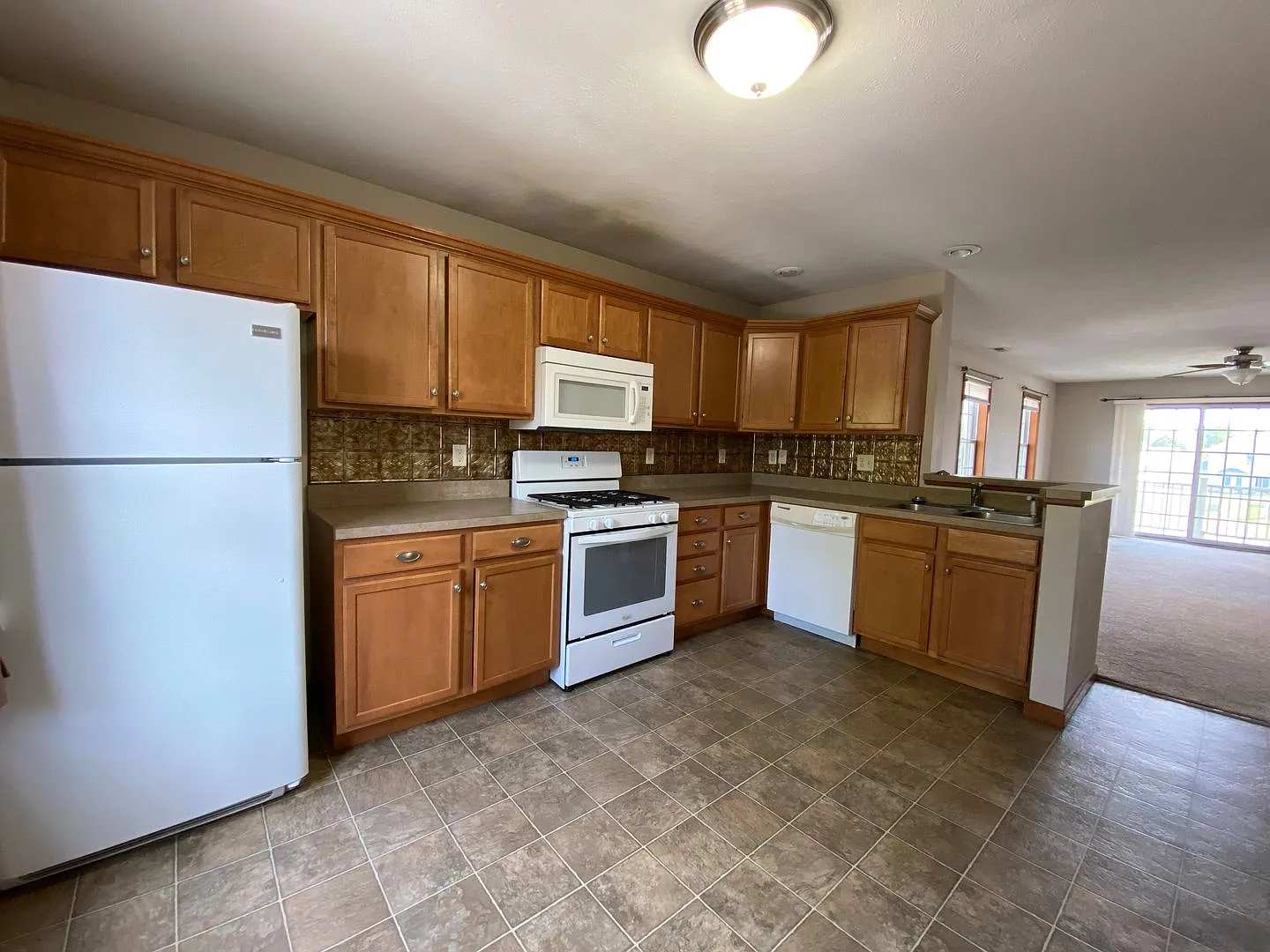 Beautiful Executive 3 Bedroom Condo! — Photo 4