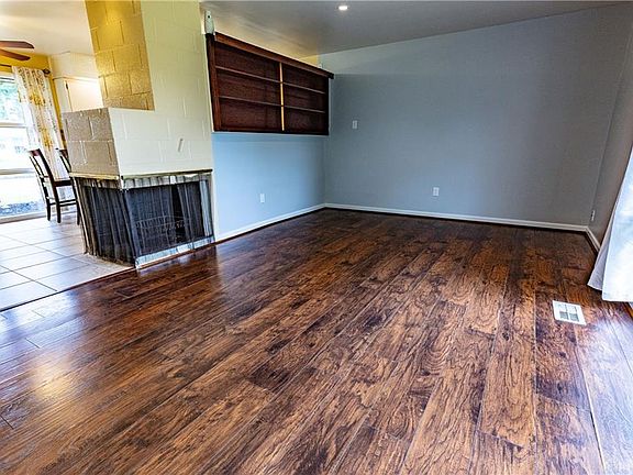 5th image of 493 Crystal Dr