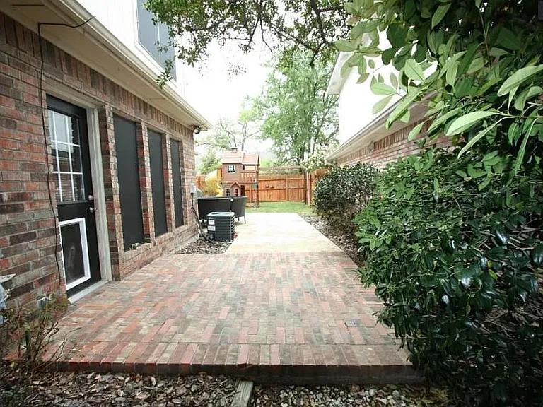 549 Raintree Cir — Photo 13