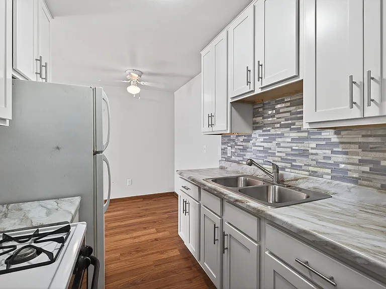 Lynn Plaza Apartments — Photo 14