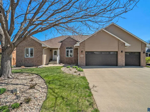 1312 S Honeysuckle Trl, Sioux Falls, SD 57106