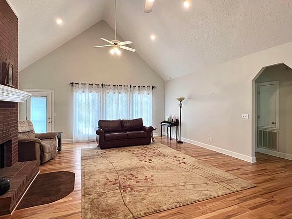 2nd image of 20 Kingsway Dr