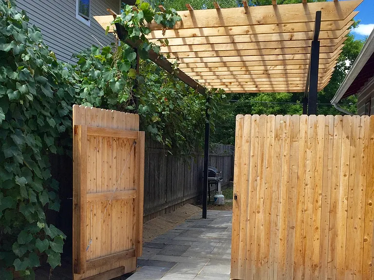 entrance to backyard from driveway