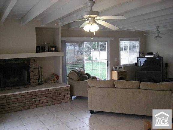 Large Family Room w Fireplace