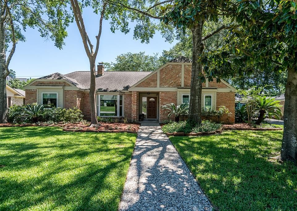 Gorgeous one story that has been extensively remodeled located in Klein ISD. Roof was replaced in 2015, updated to pex pipes and replaced double pane windows.