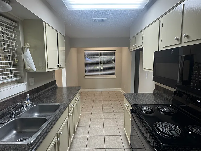 850 Hackberry Dr — Photo 2