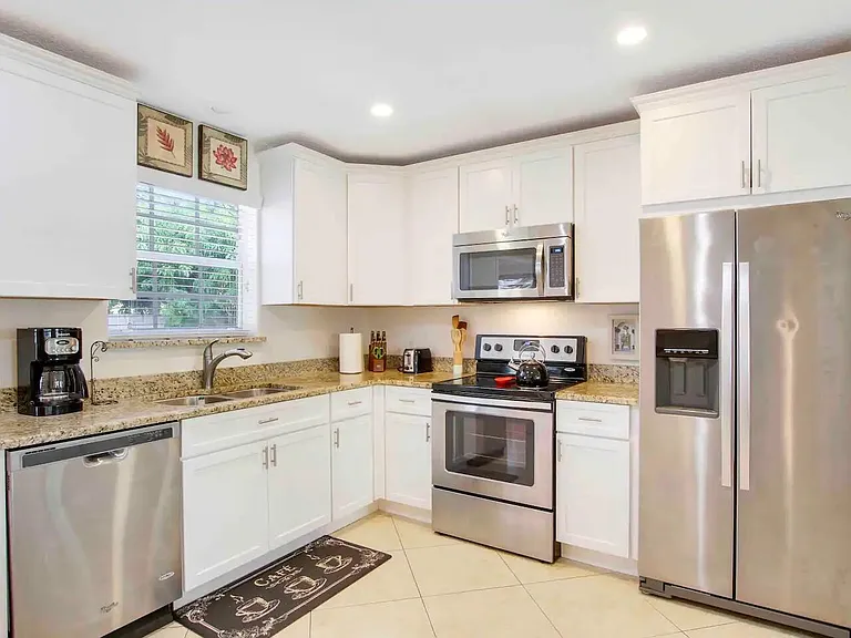 19185 SE Homewood Ave — Photo 2