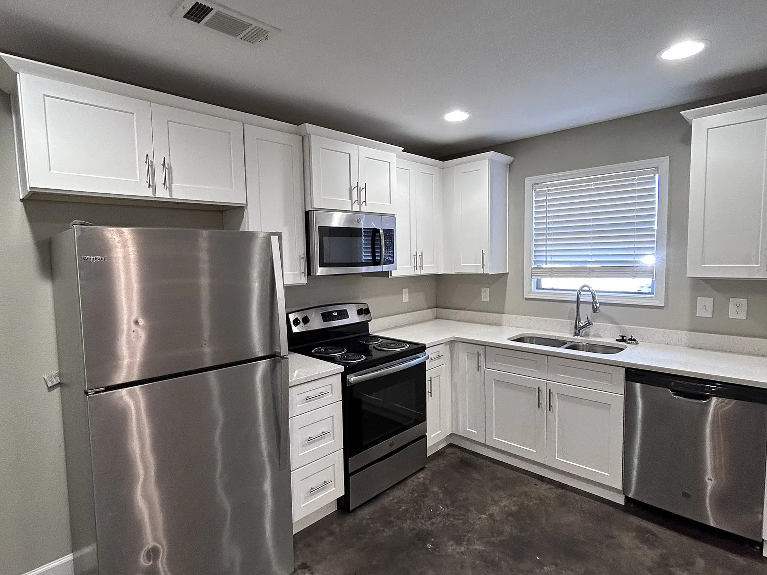 1096 3rd Avenue-All inclusive units - 10 — Photo 4