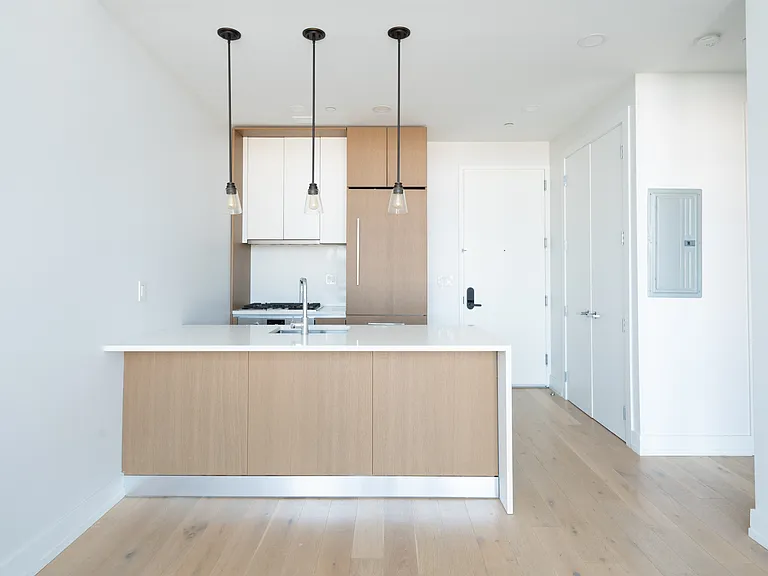 47-01 Vernon Blvd #4C — Photo 1
