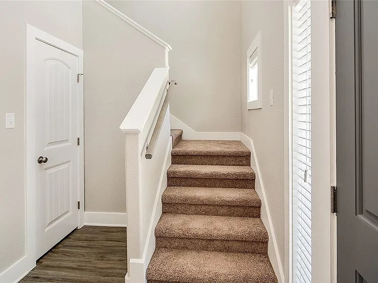1410 Holleman Dr — Photo 5