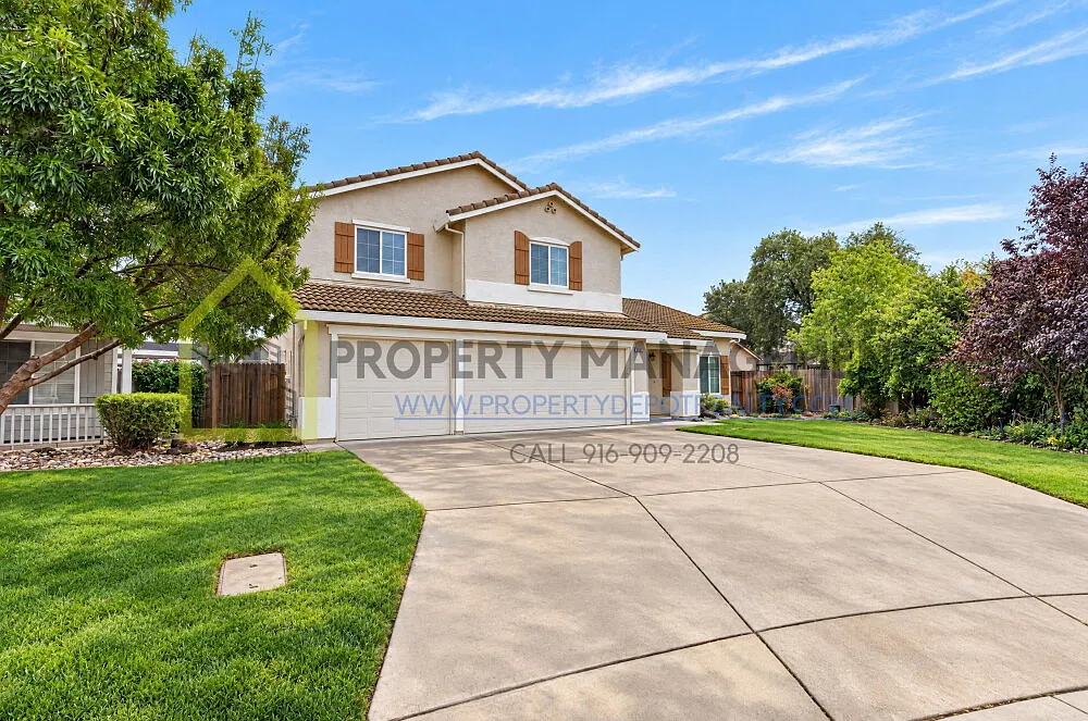 4 bed, 2.5 bath, 2512 sqft, $3,100 — Photo 2