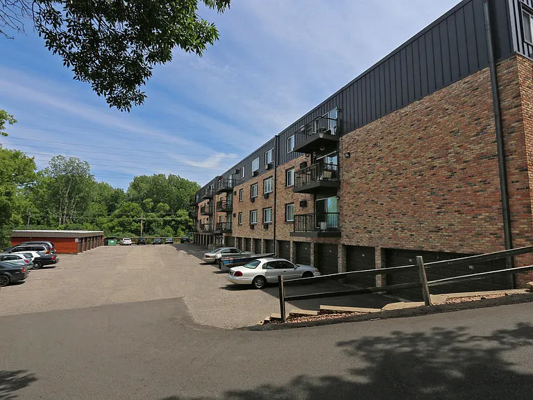 Edina Manor Apartments — Photo 17