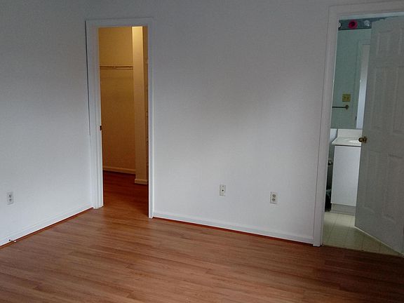 master bedroom with big walkin closet