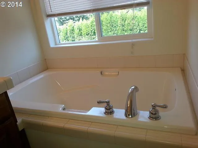 4 bed, 2.5 bath, 1832 sqft, $2,000 — Photo 2