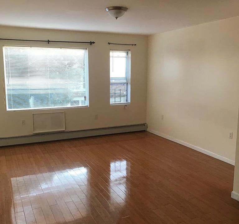 2nd image of 917 E 84th St #2