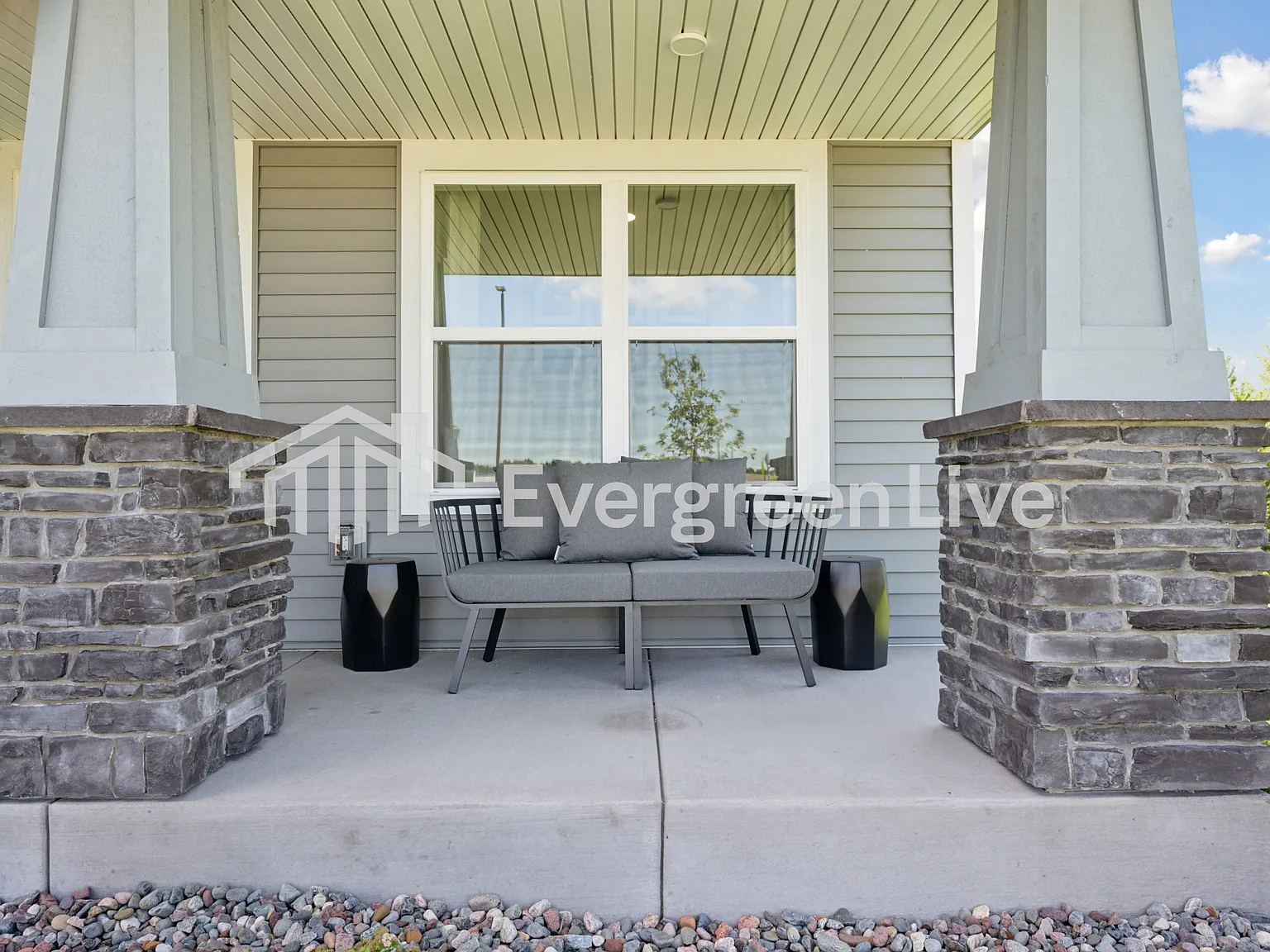 4 bed, 2.0 bath, 2280 sqft, $2,560 — Photo 2