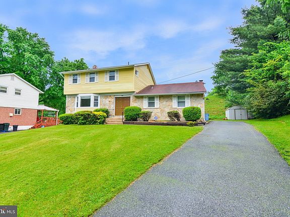 3rd image of 8 Hobart Ct