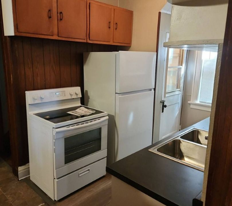 2nd image of 421 N 2nd Ave