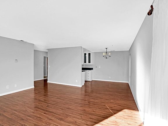 5th image of 479 Pine Ave