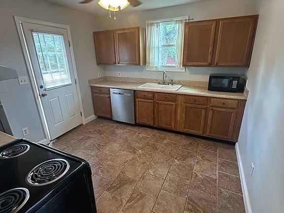 3rd image of 1907 Dahlia Dr
