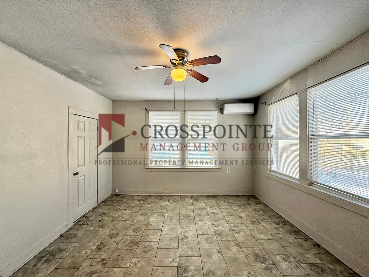 Building Photo - Bow St Triplex
