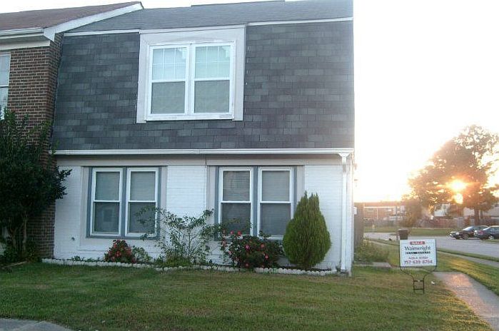 This is a beautiful home for the price, end unit, very open.Move in ready!