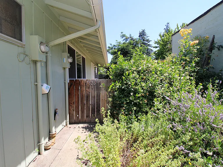7324-7326 N Greeley Ave #7326 — Photo 11