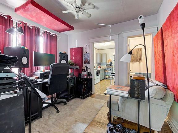 5th image of 824 W Symmes St