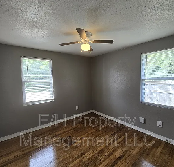 1010 E 8th St N — Photo 13