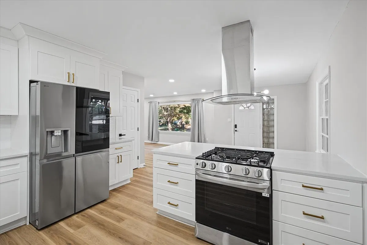3 bed, 1100 sqft, $2,295 — Photo 3