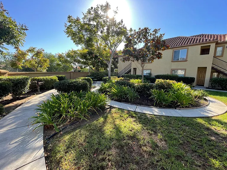 Well-maintained landscaping, grill, picnic table