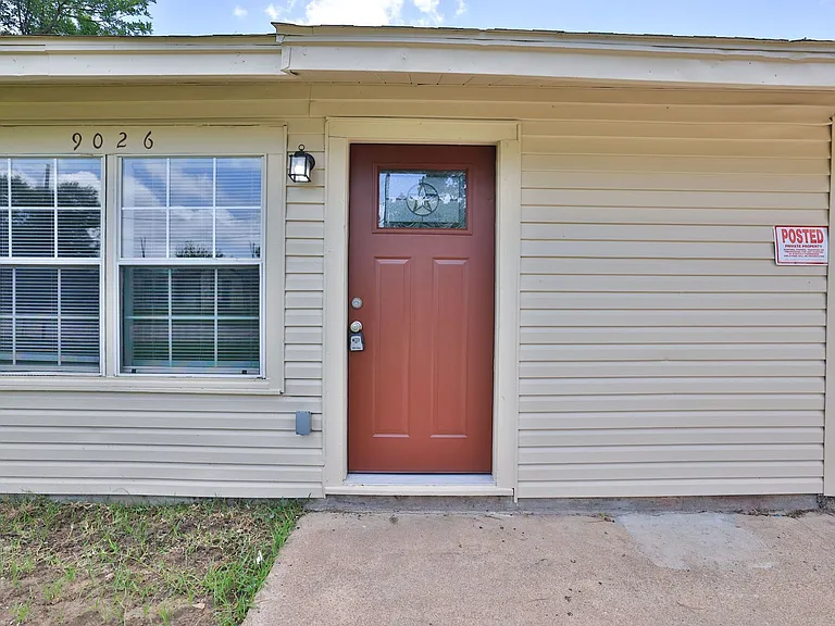 9026 Lake Forest Blvd — Photo 2