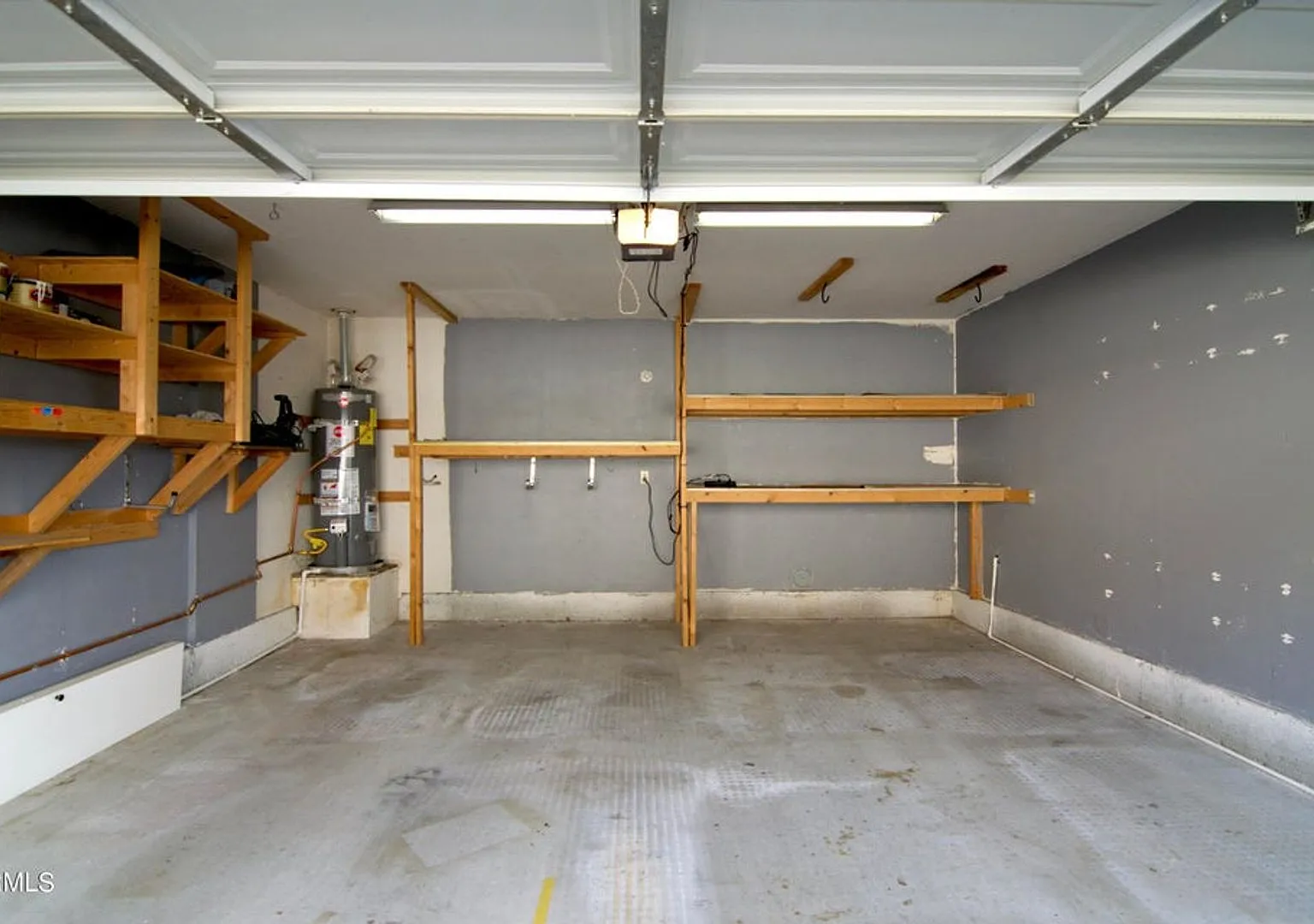 Ventura's Parkside 2nd Floor 2+1 Condo with 2-Car Garage! — Photo 4