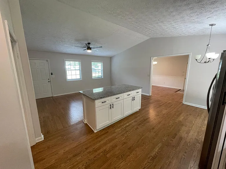 2423 Falcon Ct — Photo 5