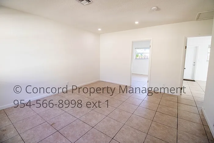 835 SW 4th St #3 — Photo 5