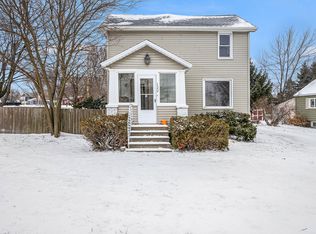 122 5th St, Spring Lake, MI 49456