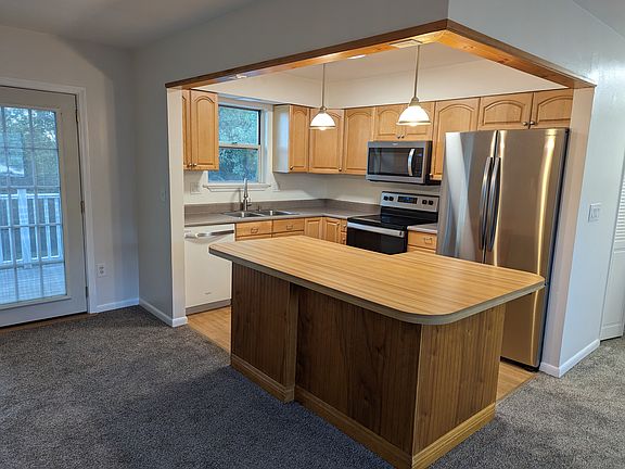 Kitchen w/ island