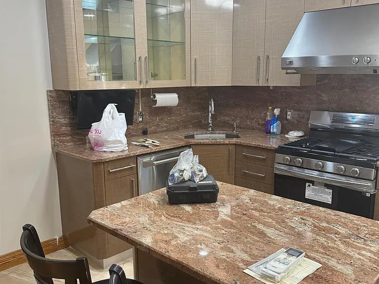 138-54 Hoover Ave #3R — Photo 7